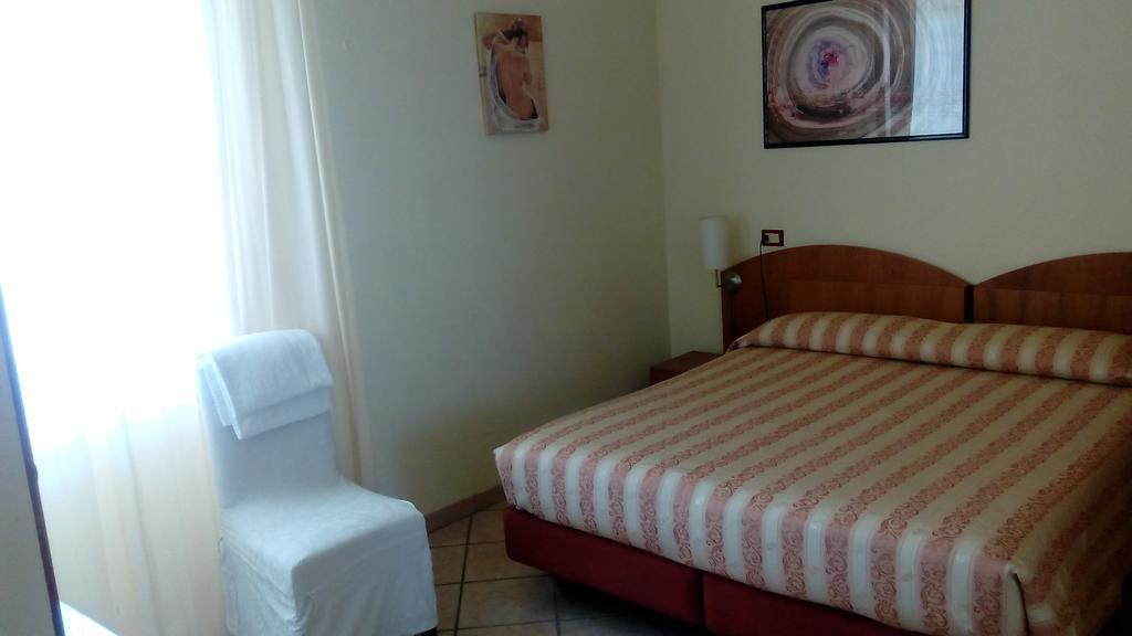 Hotel Astoria Lido Sirmione Rum bild